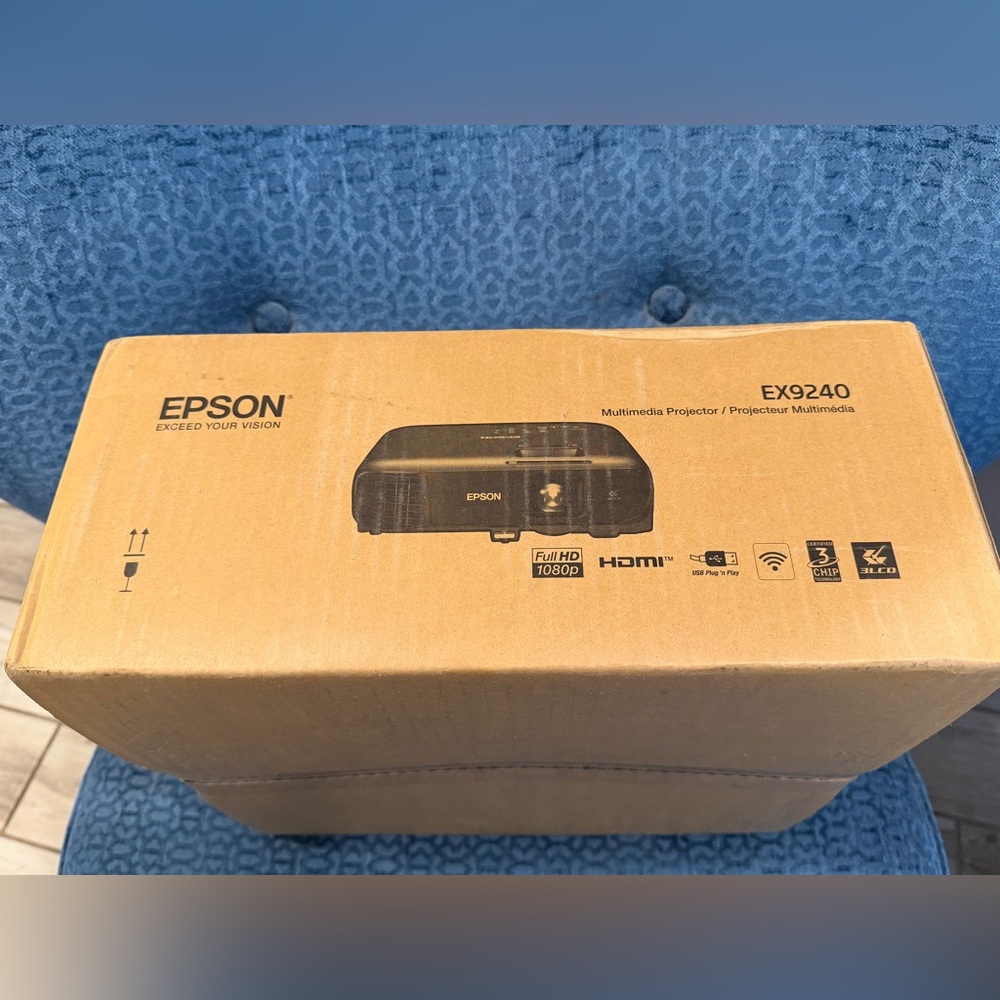 Epson EX9240 Projector in Black  brand new